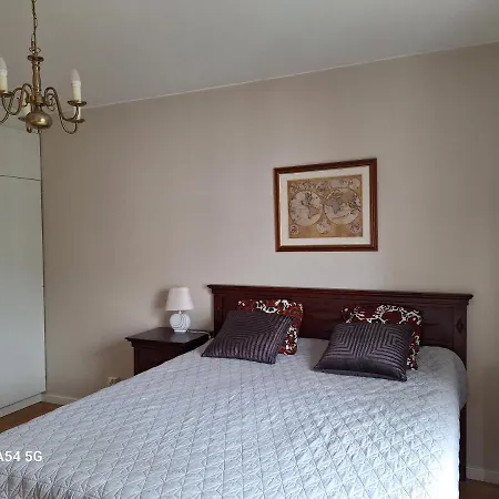 Kirkkokatu 10, Ilmainen Kadunvarsipysaekoeinti