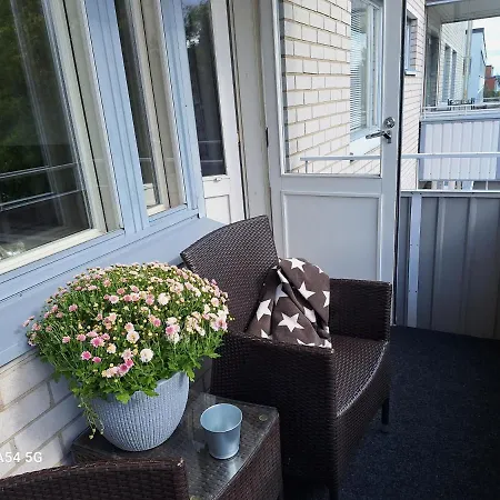 Kirkkokatu 10, Ilmainen Kadunvarsipysaekoeinti *