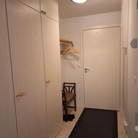 Kirkkokatu 10, Ilmainen Kadunvarsipysaekoeinti *