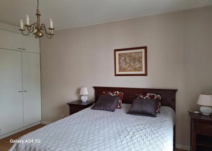 Kirkkokatu 10, Ilmainen Kadunvarsipysaekoeinti